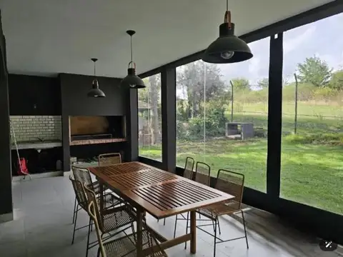 Casa 4 ambientes con 2 baños