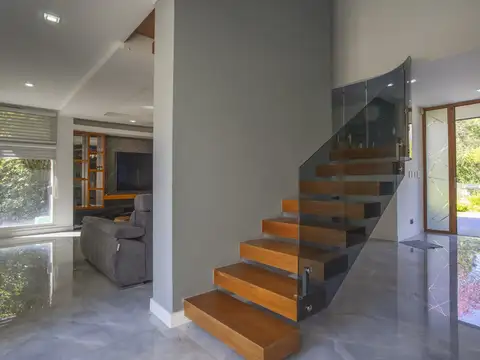 Casa 8 ambientes con 2 baños