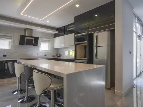 Casa en Venta con 2 cocheras