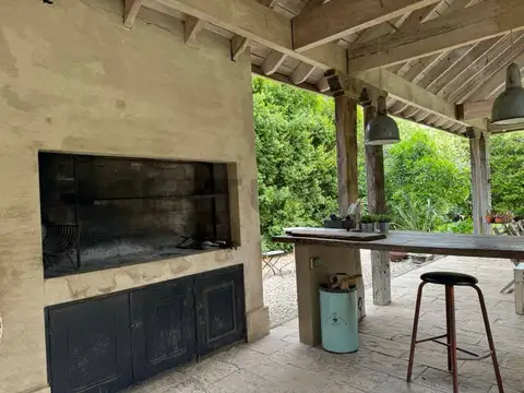 Casa en Alquiler con 5 cocheras