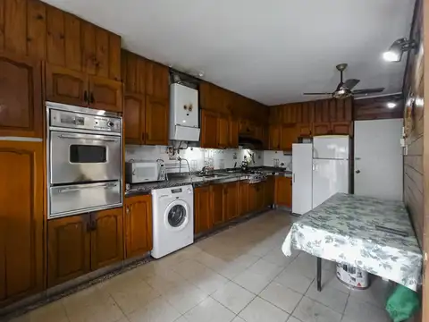 Casa 9 ambientes con 3 baños