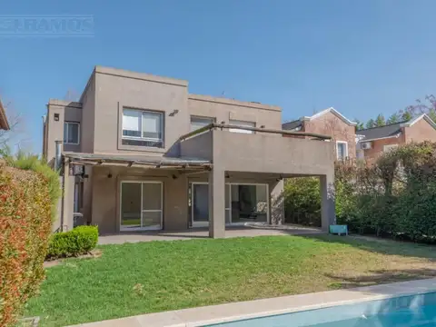 Casa 7 ambientes con 2 baños