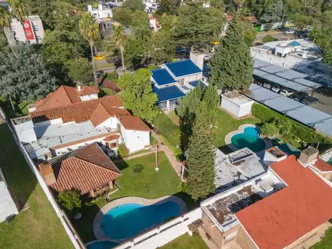 Casa en Venta con 3 cocheras