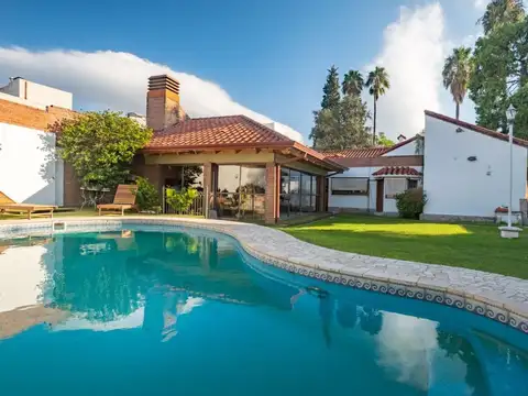 Casa 10 ambientes con 4 baños