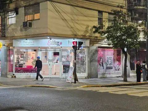 VENTA “ La Gran Esquina” Local en esquina en Balvanera | Gran frente comercial TRIPLE + Bajas expens