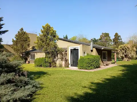Casa Quinta de 5 ambientes con amplio terreno, piscina y galería en El Trébol. La Unión, Ezeiza.