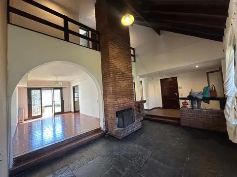 Chalet 4 ambientes con patio y cochera