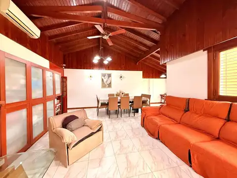 Venta casa quinta en La Reja. 5 ambientes con parque, piscina, garage y parrilla.