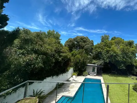 EXCELENTE CASA  ESTILO MODERNO en SAN ISIDRO