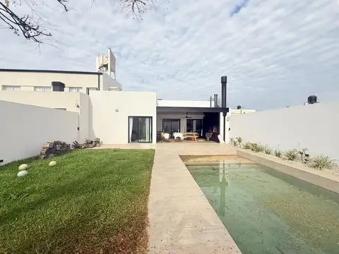 CASA EN VENTA - EXCELENTE UBICACION