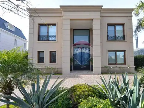 VENTA CASA 5 AMB PISCINA, QUINCHO EN NUEVO QUILMES