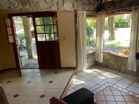 Casa 6 ambientes con 2 baños