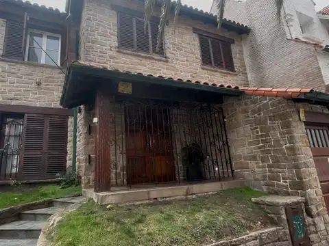 Venta Importante Chalet de estilo 4 ambientes con parque y quincho. Playa Chica