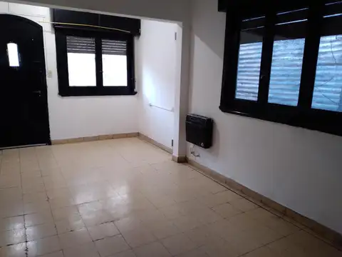 Casa 4 ambientes con 1 baño