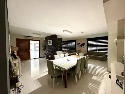 Casa 6 ambientes con 3 baños