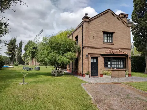 SDA. Venta. Casa De Estilo. 4 Amb. Lote 1.460 M2. Barrio Parque Sakura, Exaltacion de la Cruz