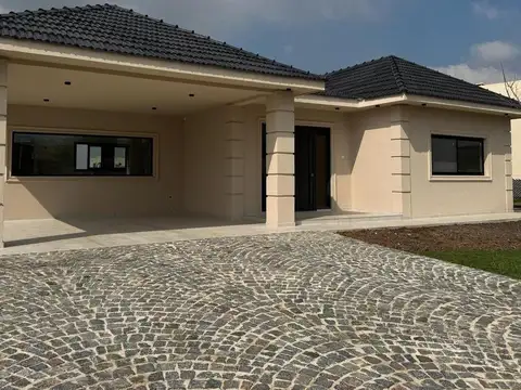 ADG. Excelente casa en San Ramiro, Pilar del Este