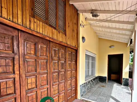 Amplia casa con jardin