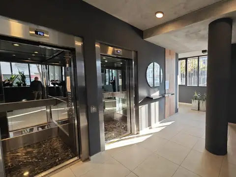 27 De Febrero 1600, Piso 12°