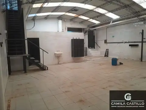 Galpón en alquiler de 300m2 ubicado en La Tablada