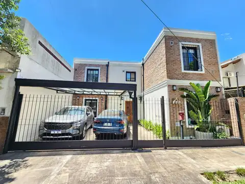 Casa en Venta con 2 cocheras