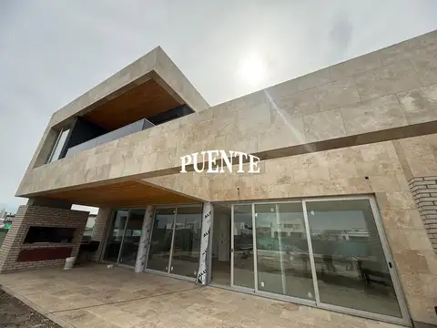 Casa en Venta en Countries y Barrios Cerrados en Ezeiza, USD 890.000