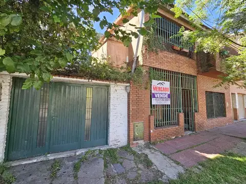 PH  de 4 ambientes,3 dormitorios al frente  c/ cochera patio balcon y cocina separada ,oportunidad