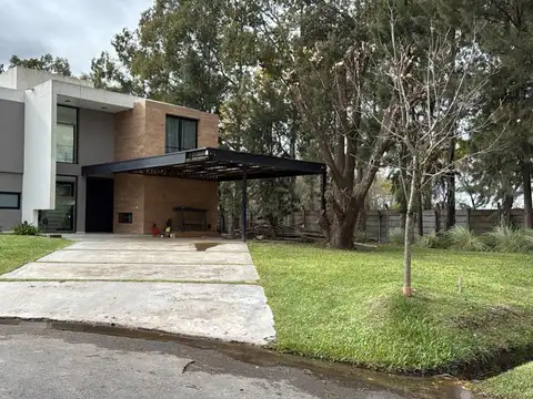 Casa en Alquiler con 2 cocheras