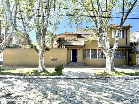 CASA SOBRE LOTE DE 20m FRENTE, DOS PLANTAS, 4 DORMIT, FONDO, PISCINA, SOTANO, PLAY ROOM, RESIDENCIAL
