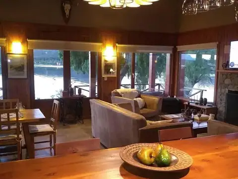 Complejo con costa de lago