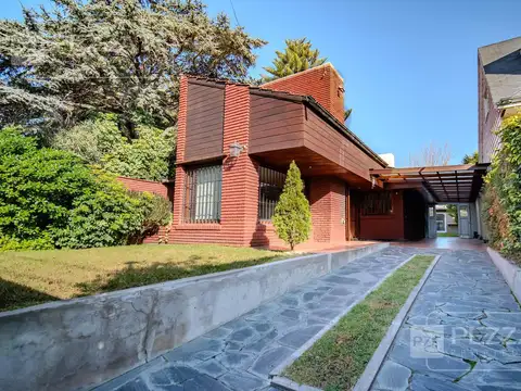 Chalet en venta en Parque Luro. Tres dormitorios. Garage varios autos. Piscina. Quincho. Jardin