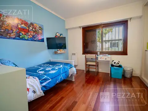 Chalet en venta en Parque Luro. Tres dormitorios. Garage varios autos. Piscina. Quincho. Jardin