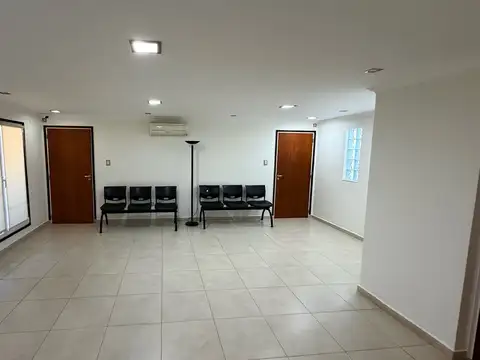 Oficina 5 ambientes con 2 baños