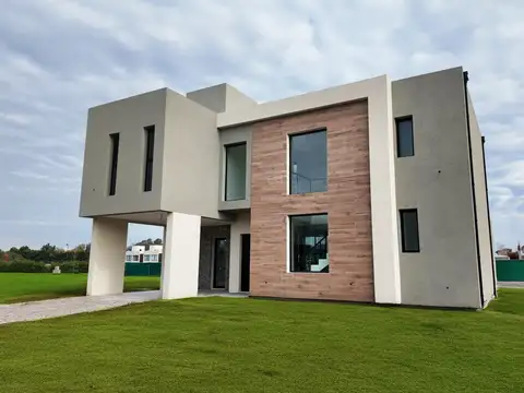 Casa en venta, 5 ambientes en Ituzaingo barrio cerrado con amenities