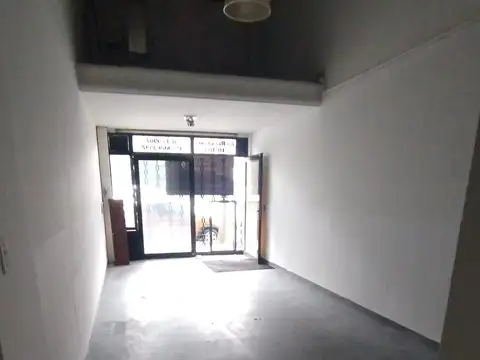 EXCELENTE LOCAL COMERCIAL DE 37 MTS (30 DE SALÓN Y 7 MTS DE ENTREPISO) LA LOCACIÓN ES SIN EXPENSAS