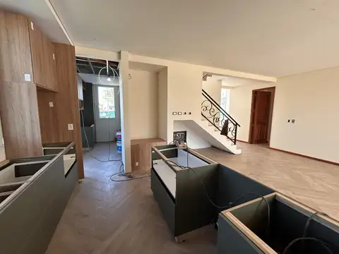 Casa en Venta con 4 cocheras