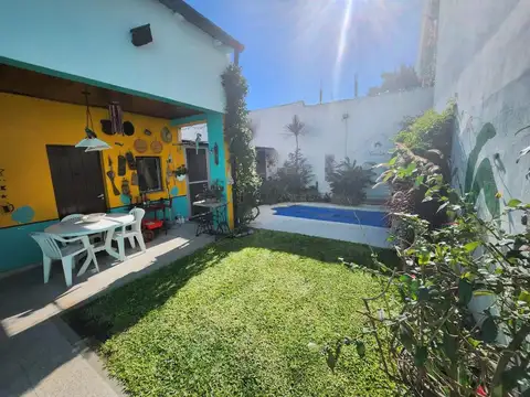 Casa 4 ambientes en Lanús Oeste con cochera, quincho y pilet