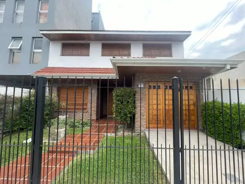 EXCELENTE CHALET 6 AMBIENTES CON PILETA Y QUINCHO - BERAZATEGUI CENTRO