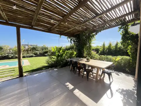 Casa en Alquiler con 4 cocheras