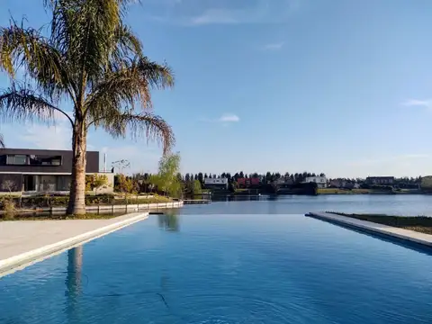 Casa en Alquiler con 6 cocheras