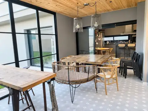 Casa 6 ambientes con 3 baños