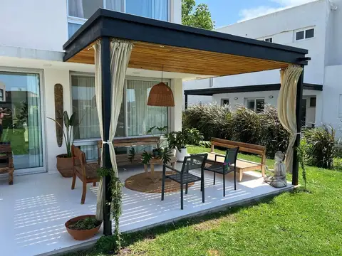 Casa en Alquiler con 2 cocheras