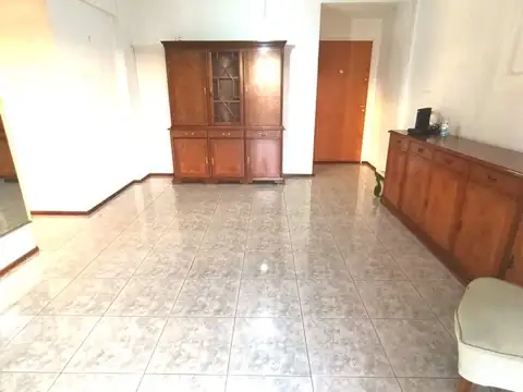 DEPARTAMENTO IMPECABLE – MUY LUMINOSO – PISO ALTO SOBRE AV. RIVADAVIA