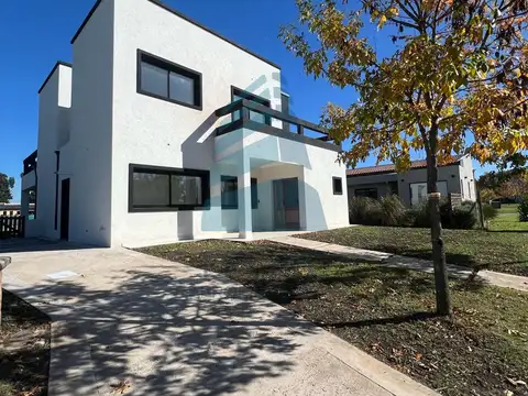 CASA con 4 DORMITORIOS, JARDIN con GALERIA y PARRILLA - BARRIO SAN PABLO PILAR - APTA FINANCIACIÓN!