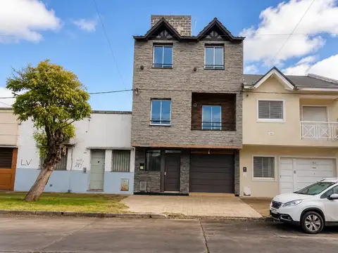 CASA TIPO TRIPLEX EN VENTA - LA PLATA CON COCHERA
