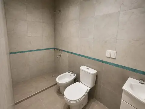 CASA TIPO TRIPLEX EN VENTA - LA PLATA CON COCHERA
