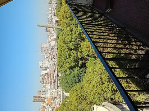 Excelente ubicacion piso alto, aire y luz.