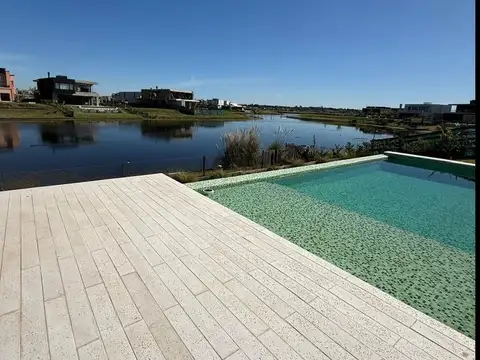 Casa en Alquiler con 2 cocheras