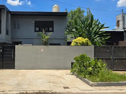 EXCELENTE CASA 4 AMBIENTES CON PILETA,  INMEJORABLE ZONA - IMPECABLE 