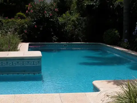 Casa en Alquiler con 6 cocheras